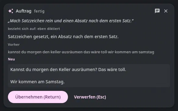 Die Karte eines Auftrags an die KI: der Auftrag „Mach Satzzeichen rein und einen Absatz nach dem ersten Satz“, darunter der alte Text durchgestrichen und der neue mit Satzzeichen und Absatz; Knöpfe „Übernehmen (Return)“ und „Verwerfen (Esc)“.