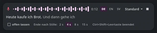 Die Leiste des Diktats: links Mikrofon und Wellen, die Zeit 0:12, die Sprachen DE, EN, SV, das Mikrofon „Standard“ und ein Knopf zum Beenden; darunter der gehörte Text „Heute kaufe ich Brot. Und dann gehe ich“; unten „offen lassen“ und „Ende nach Stille: 2 s, 4 s, 8 s, 15 s“.